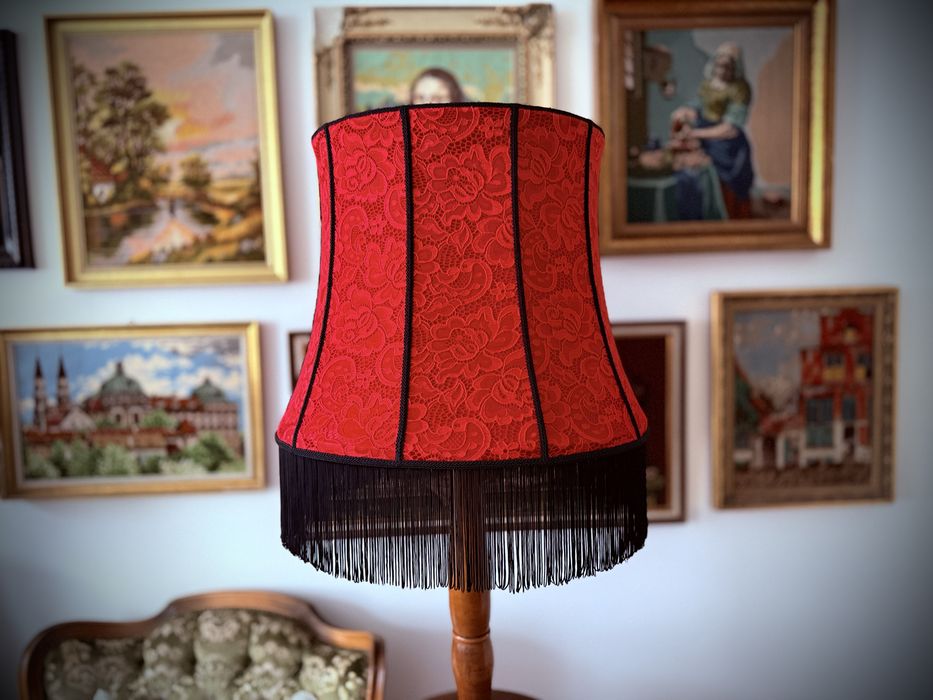 Lampa podłogowa ze stojakiem na wino i ręcznie szytym abażurem