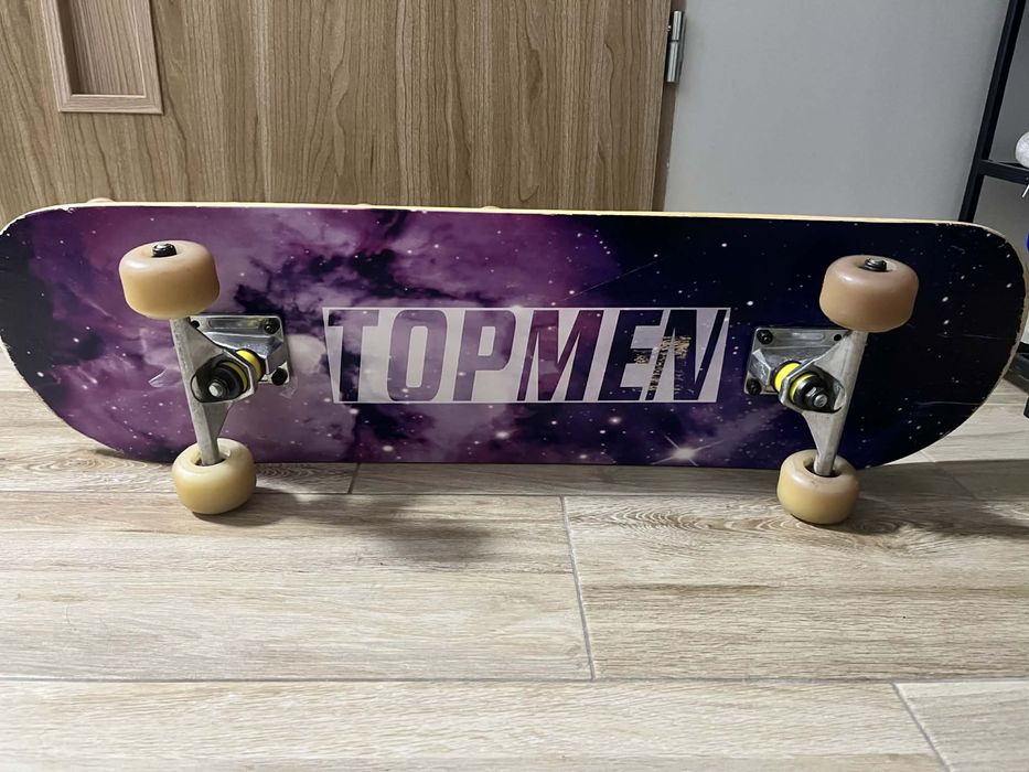 Deskorolka w dobrym stanie, tylko pobrudzona od piasku na gozrze .