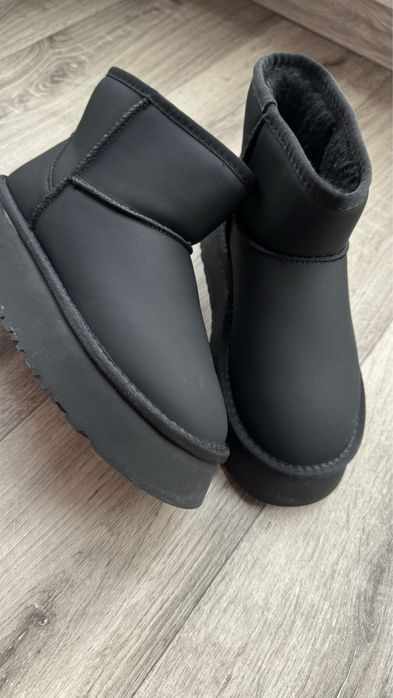 Матові жіночі  уггі