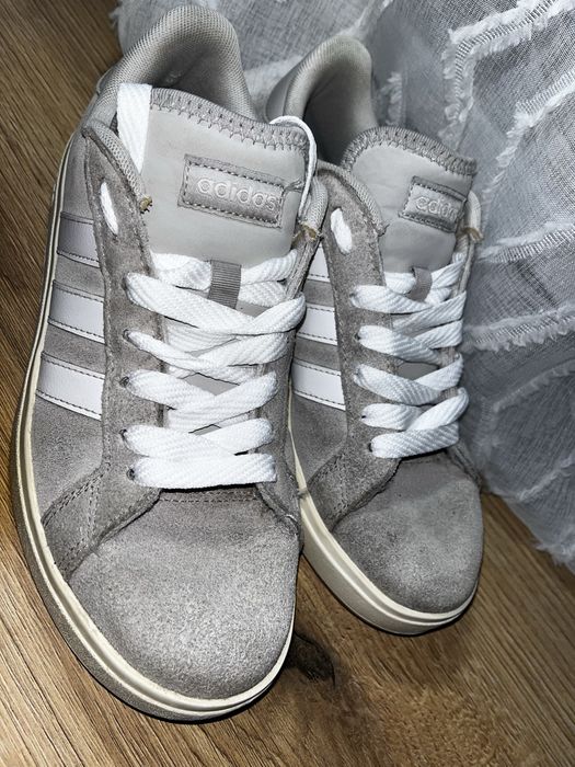 Замшеві кросівки Adidas Grand Court Base 00s (Оригінал) — Розмір 39.5 (24.5 см)