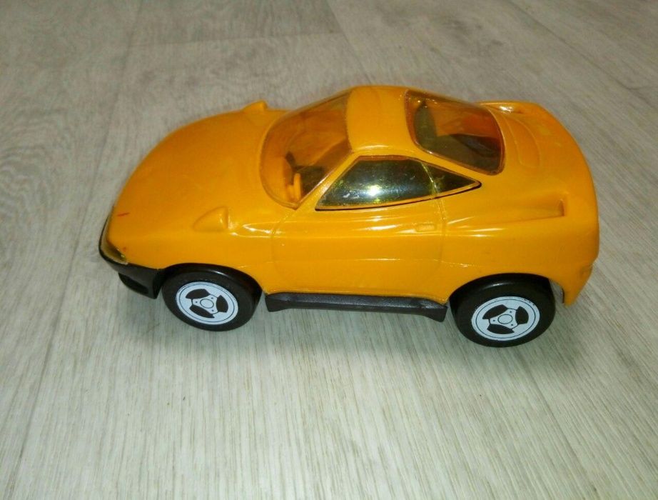 Игрушечная машинка