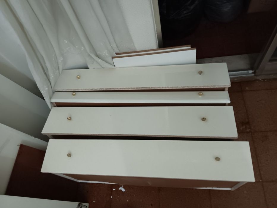 Armário branco com espelhos