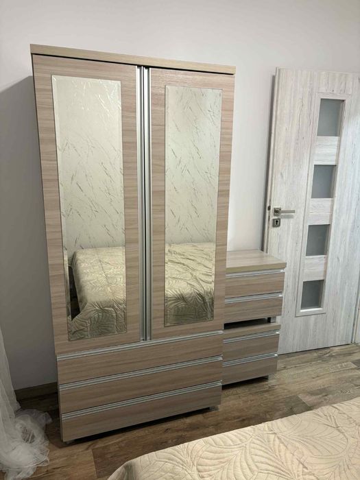 Szafa i dwa stoliki nocne