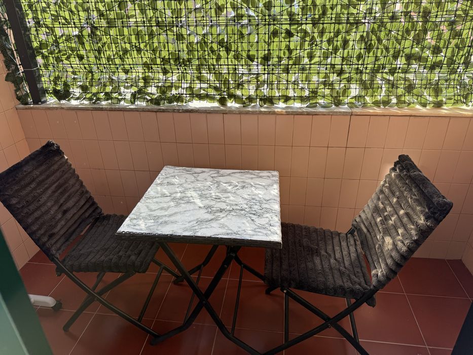 Mesa com duas cadeiras