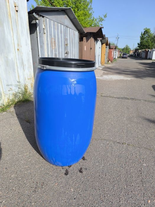 Продам бочка пластикова 200 л