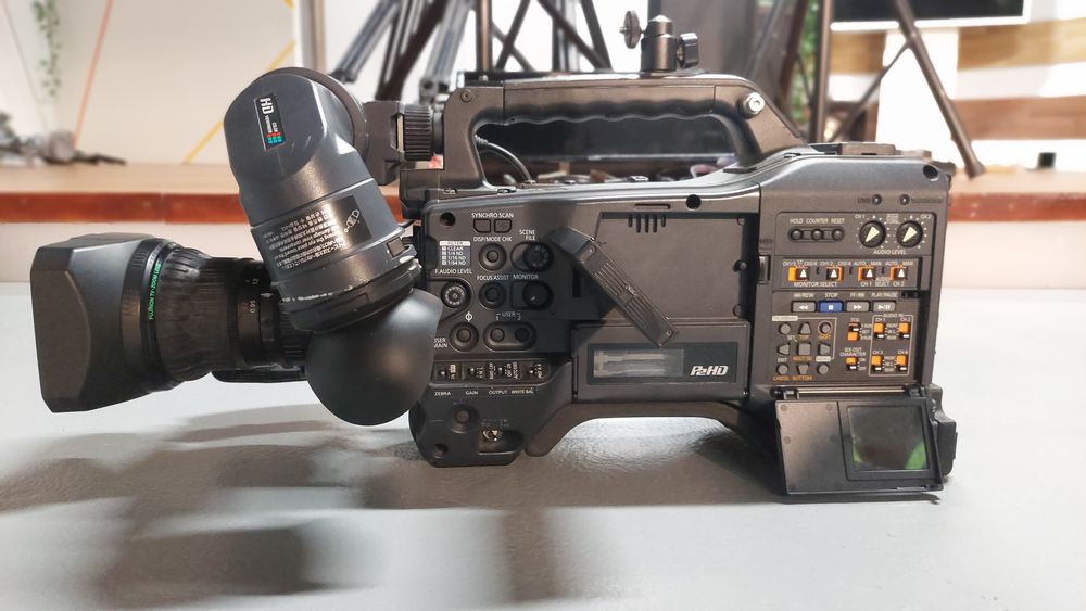 Câmara Profissional Panasonic AG-HPX371E (P2 HD) + Lente Fujinon + Microfone Sony