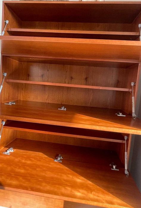 Móvel versátil pode ser utilizado para Roupa de criança Sapatos Escritório Medidas 1,58 x1,05x37 Tem prateleiras fechadas e um gavetão em baixo