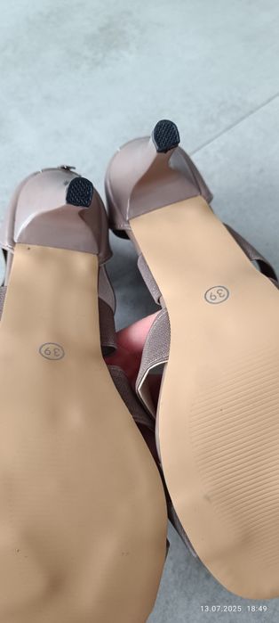Sandały damskie na szpilce z paskami 39