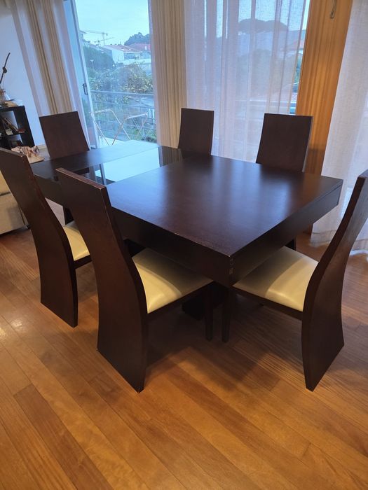 Vendo mesa com cadeiras