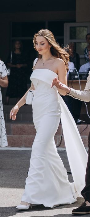 Випускна біла сукня