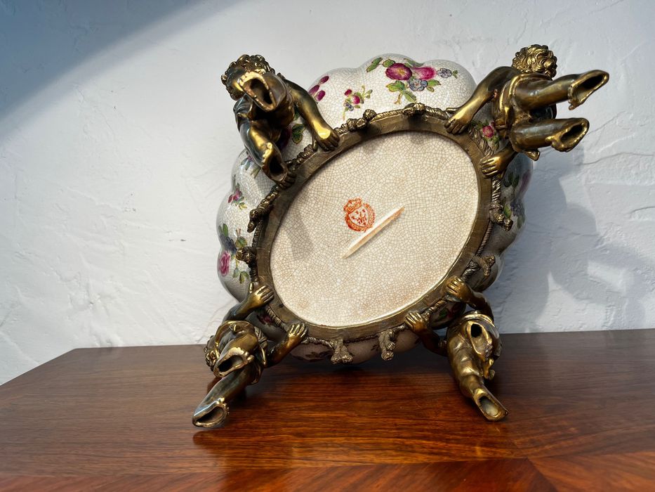 Porcelanowa patera z aniołkami. Figurki z brązu. Sygnowana, malowana
