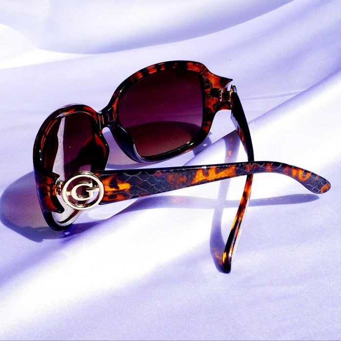 Okulary słoneczne Guess GU7310  bursztunowe skóra węża ray ban chanel