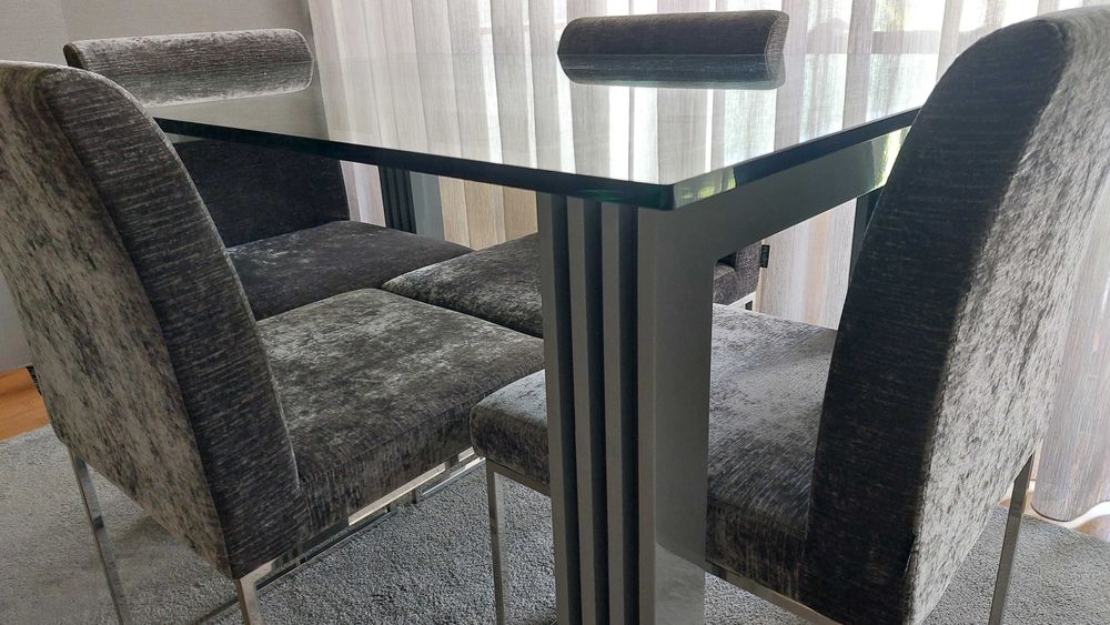Mesa Sala Jantar + 4 Cadeiras (possível vender com aparador e espelho)