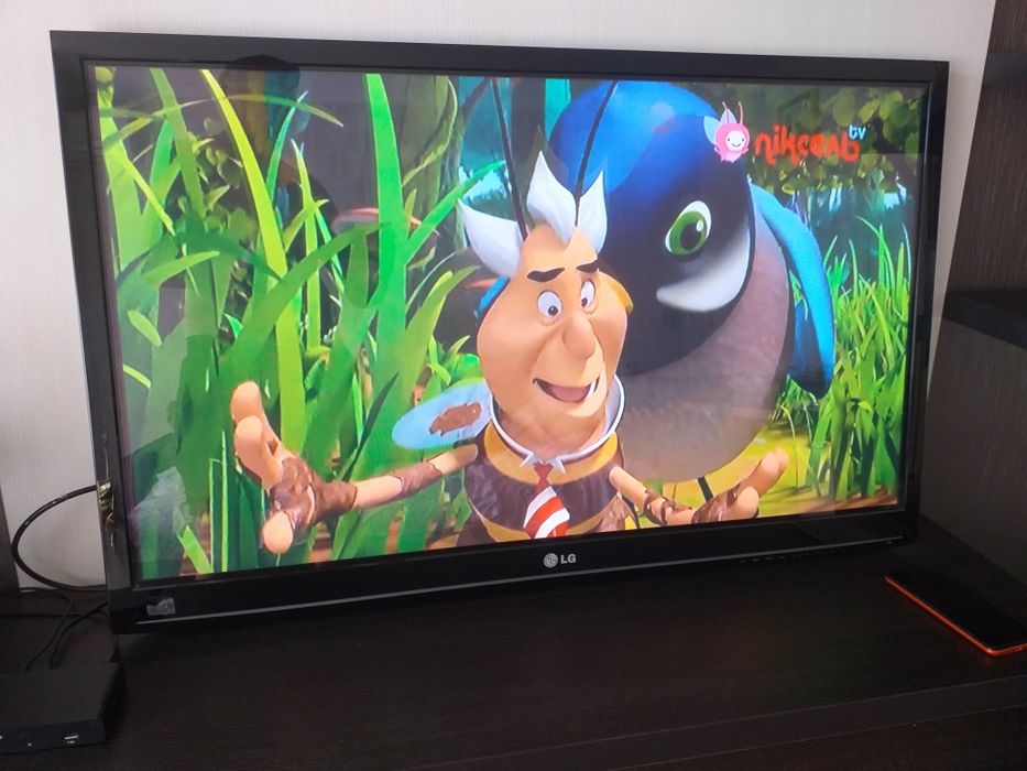 Продам телевизор LG 42"диагонал + крепление на стену