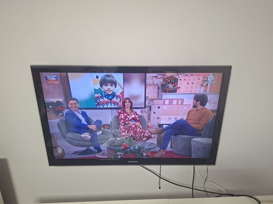 TV Samsung 110 cm largura
