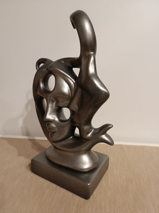 Two-Faced Statue436943092639354881