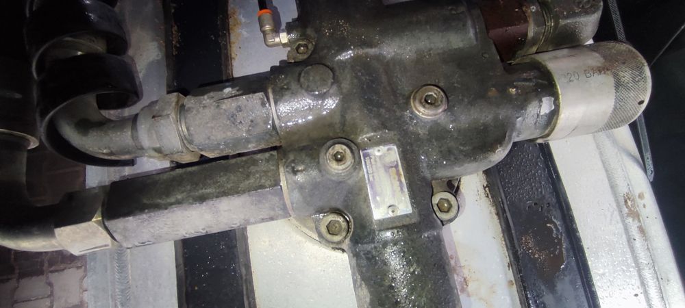 Гидравлика на тягач  Skania заводская .