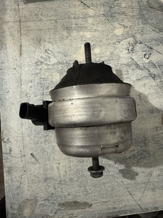 Подушка двигуна audi a6 c5 2.5 tdi