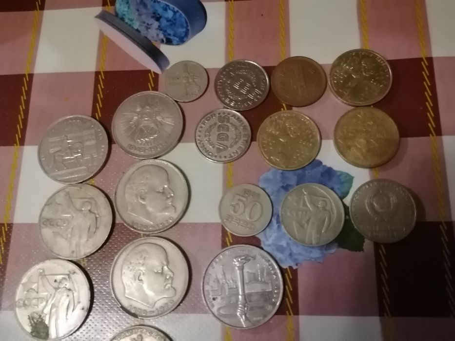 Продам монеты и значки