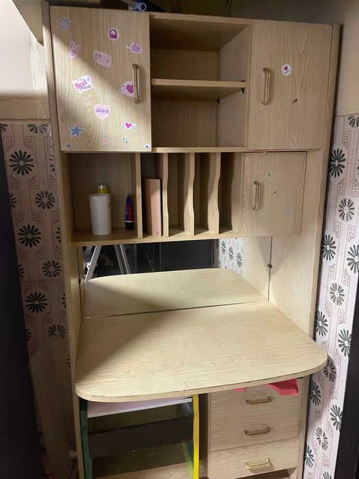 Secretária com arrumação e banco