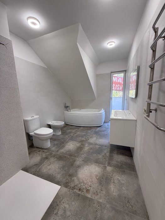 Гарний будинок з ремонтом в Бучі. Поряд Центральний парк.