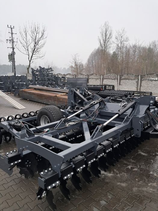 Brona talerzowa 5 metrów pół zawieszana wózek między wałem