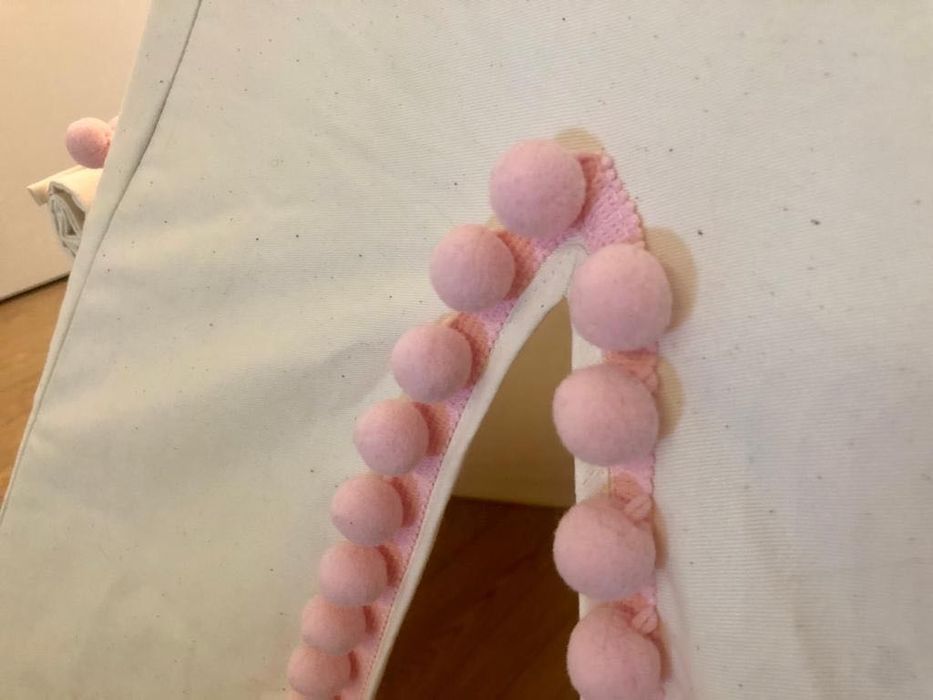 Teepee (tenda) creme com pompons cor de rosa