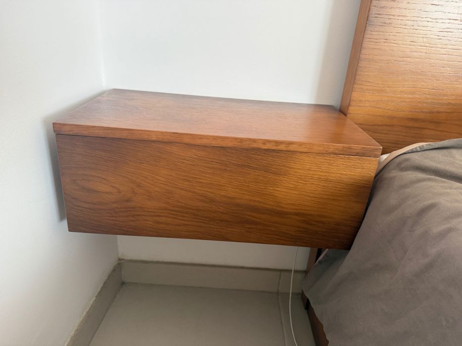 Cama com estrado elevatório + 2 mesinhas de cabeceira