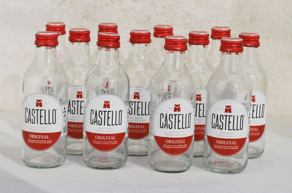 14 garrafas de 250 ml de Àgua Castello vazias
