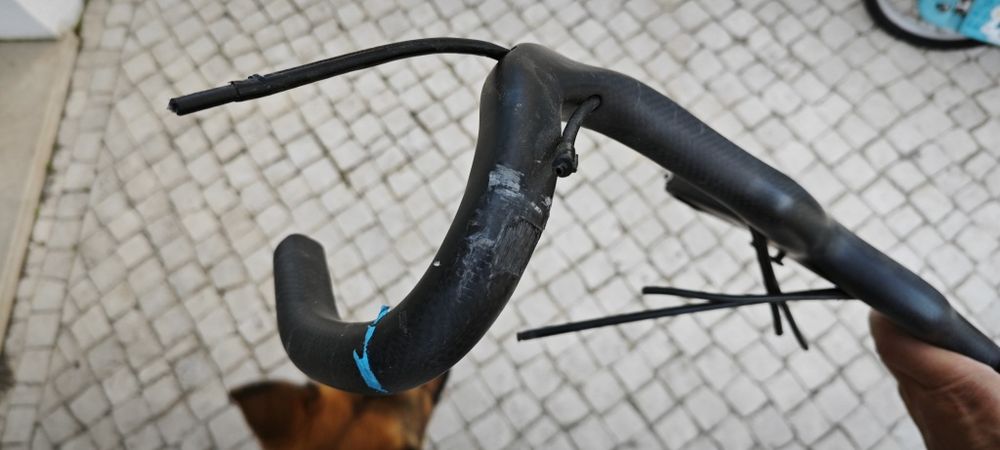 Guiador integrado em carbono