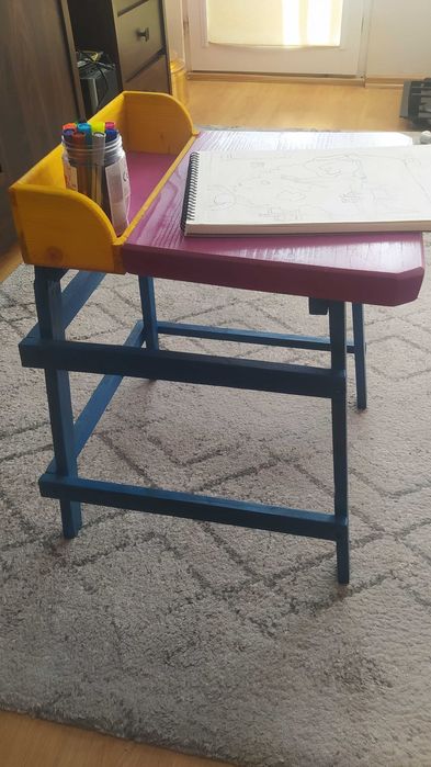 Stolik dla dzieci do malowania oraz rysowania.