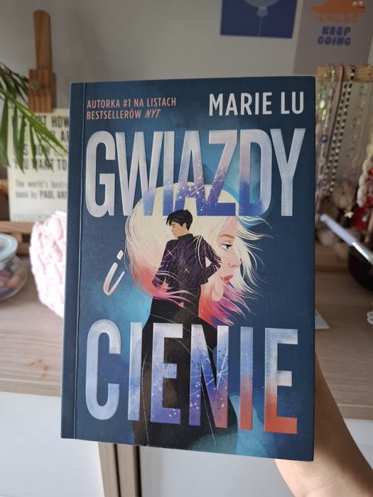 książka "gwiazdy i cienie"