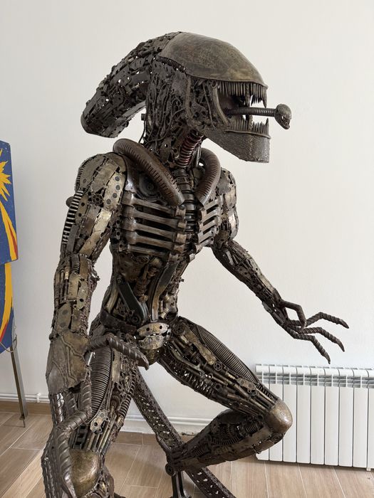 Escultura Alien em metal de sucata