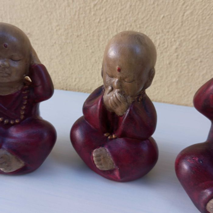 3 figuras de jovens monges budistas
