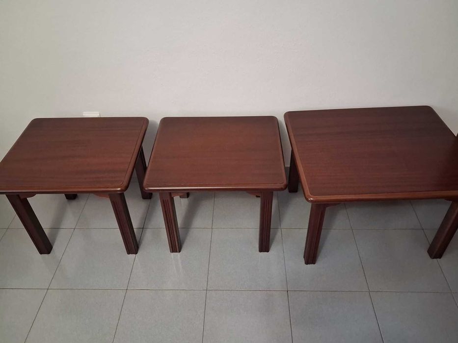 Conjunto mesas em mogno
