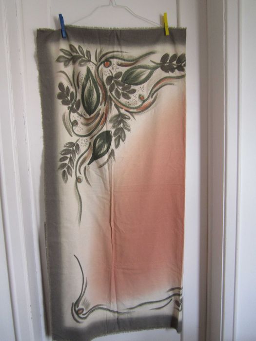 Lenço semi-quadrado meia estação com padrão florido