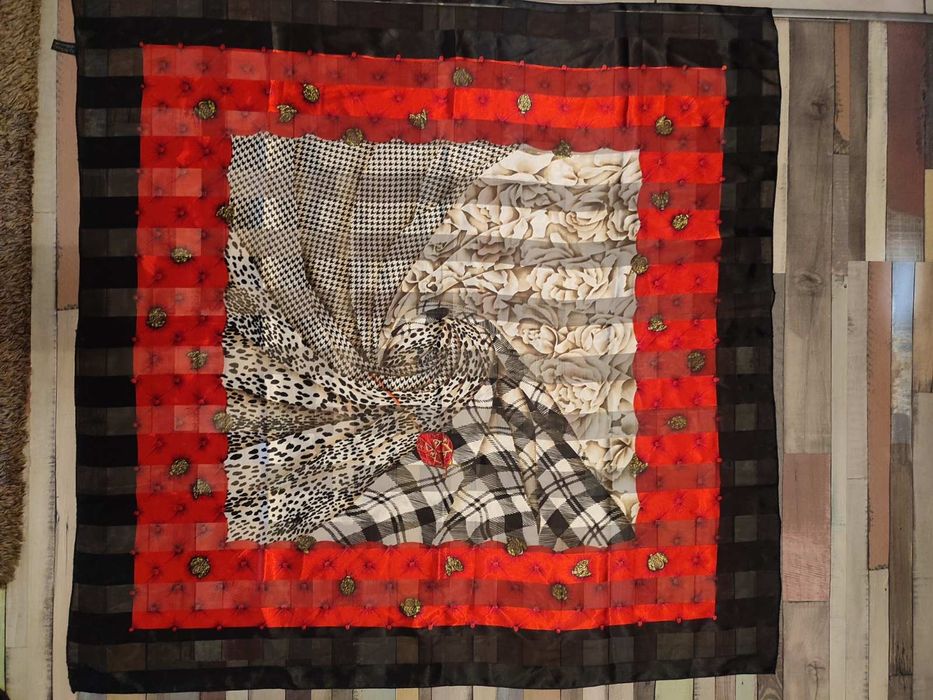 sztuczny jedwab marki Re Collection.