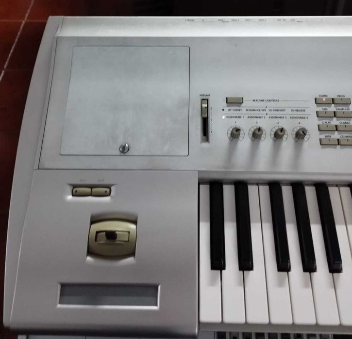 Sintetizador Korg Triton Studio com extras
