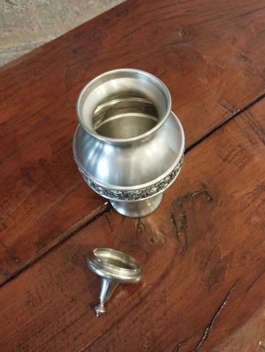 Peça de decoração de estanho em muito bom estado sem uso