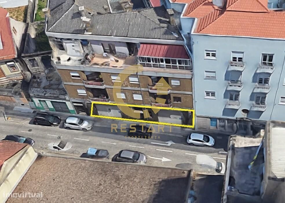 Estacionamento coberto e fechado