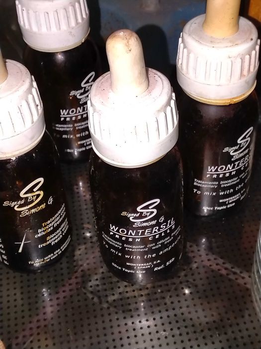 Frascos de farmácia e acessórios de laboratório