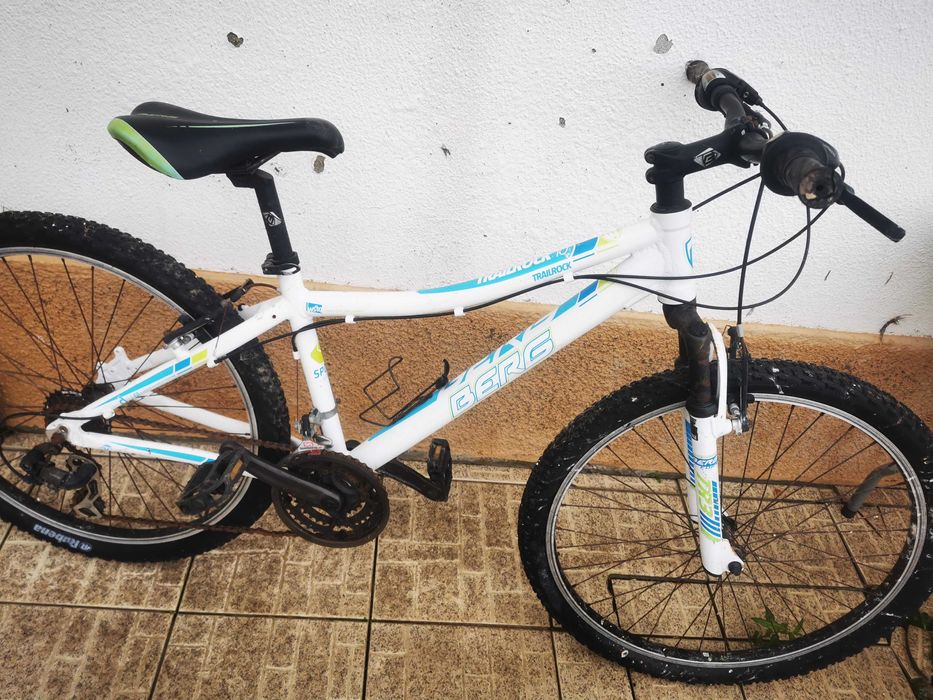 Bicicleta com bastante uso.