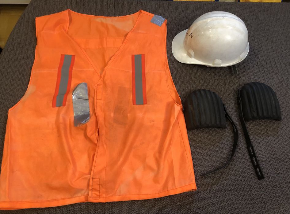 Nakolanniki robocze, kask