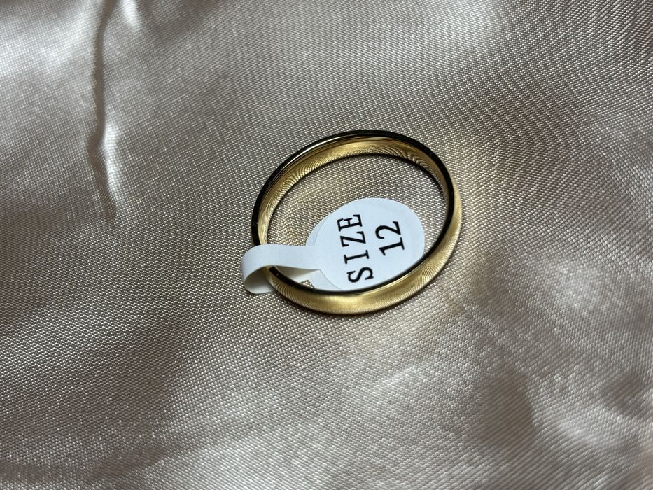 Nowa zlota obraczka ze stali chirurgicznej