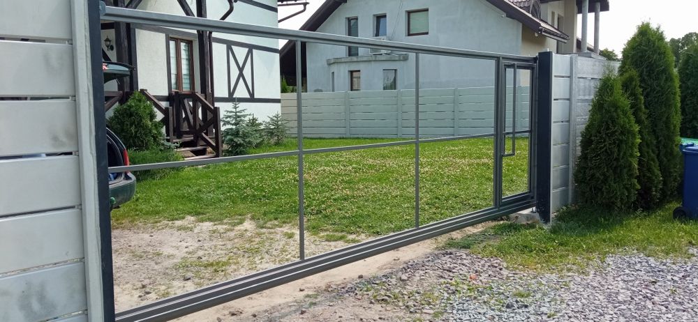 відкатні ворота з фірткою в середині