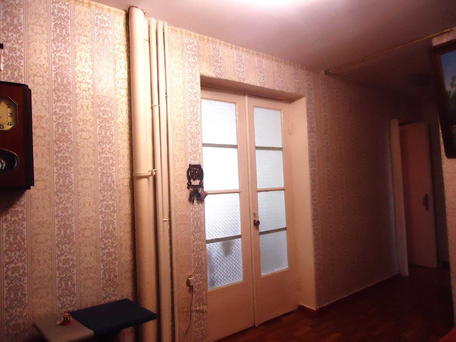 ПРОДАМ великогабаритну 2 кімнатну квартиру  сталинка в закритому дворі район Центрального рінку