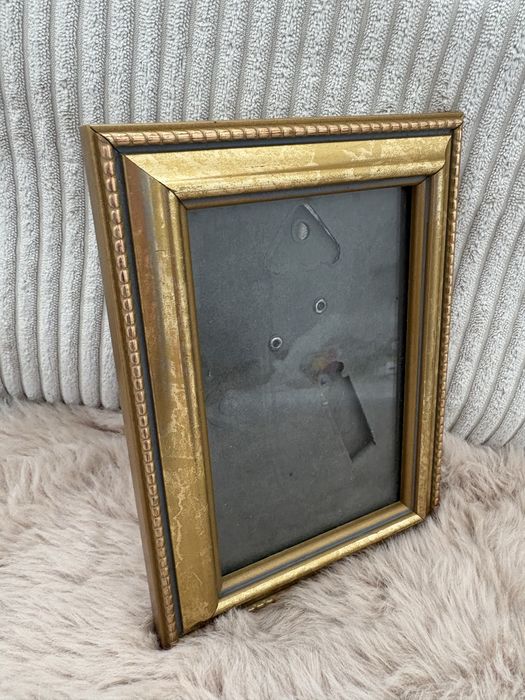 Złota drewniana ramka na zdjęcie