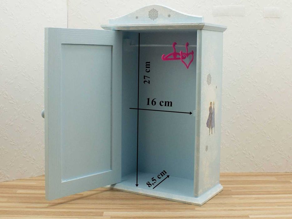 drewniana szafa dla lalek z wieszaczkami