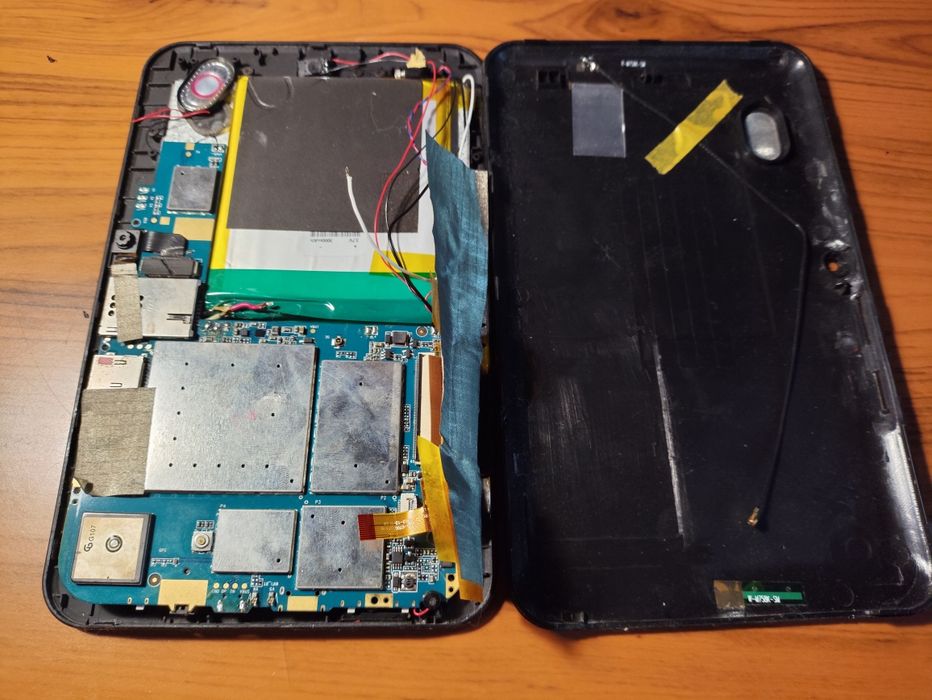 Планшет PRESTIGIO PMP7170B3GCE, на деталі