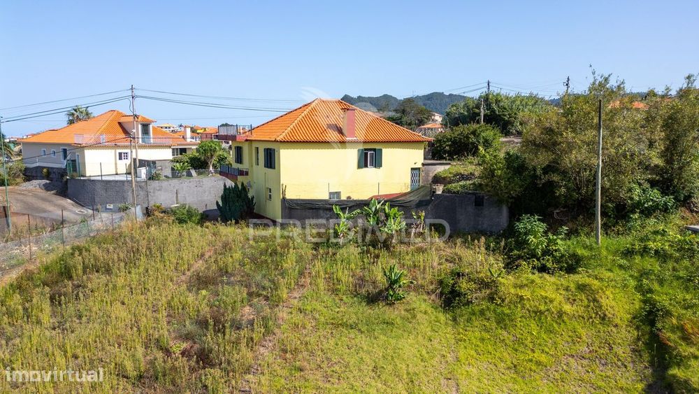 Moradia T3 com sótão, e terreno de 4.650 m² — Santana